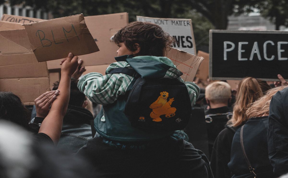 Activistas protestan contra funcionario del  INFONAVIT