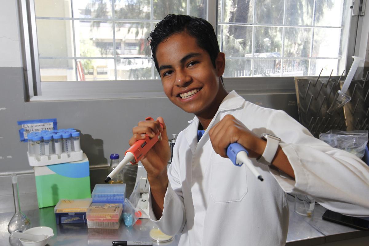 Ian Emmanuel, el niño mexicano de 13 años que terminó maestría en Biología molecular