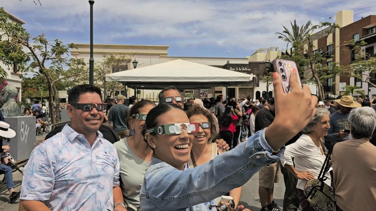 Viven sudcalifornianos primer eclipse total de sol del siglo en México